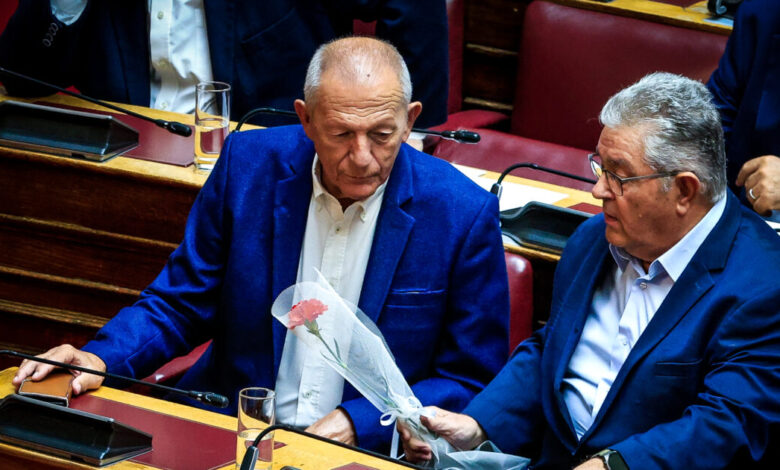 Το-πολιτικό-«αντίο»-στον-Σπύρο-Χαλβατζή-–-Το-γαρύφαλλο-του-Δημήτρη-Κουτσούμπα-στη-Βουλή-και-η-τελετή-στο-ΣΦΕΑ