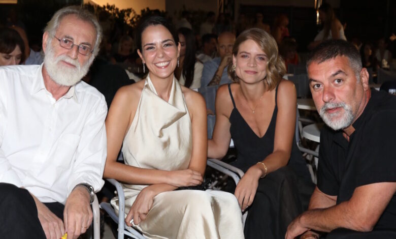 Δύο-μαύρα-πουκάμισα:-Όσα-έγιναν-στην-avant-premiere-της-νέας-σειράς-του-mega,-με-Μπισμπίκη,-Κιμούλη,-Μυριαγκό