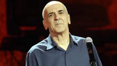 Ο-Ορφέας-Περίδης-έγραψε-ποίημα-για-τον-Γιώργο-Μαζωνάκη:-«Μαύρη-πέτρα-ρίχνω-πίσω,-στα-παλιά-δε-θέλω-να-ξαναγυρίσω»