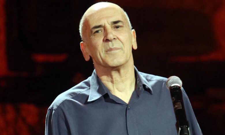Ο-Ορφέας-Περίδης-έγραψε-ποίημα-για-τον-Γιώργο-Μαζωνάκη:-«Μαύρη-πέτρα-ρίχνω-πίσω,-στα-παλιά-δε-θέλω-να-ξαναγυρίσω»