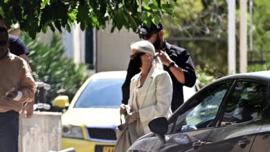 Γιώργος-Μαζωνάκης:-Κατέρρευσε-η-γιατρός-που-κατηγορείται-για-τον-θάνατό-του-–-Διακόπηκε-η-απολογία-του-συζύγου-της