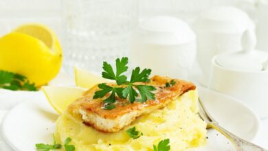 Συνταγή-για-λαβράκι-στον-φούρνο-με-κρούστα-μυρωδικών-και-κρέμα-σελινόριζας 