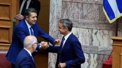 Ο-Γιώργος-Μυλωνάκης-στη-Βουλή-για-πρώτη-φορά-μετά-την-περιπέτεια-με-την-υγεία-του-–-Η-θερμή-χειραψία-με-τον-Κυριάκο-Μητσοτάκη
