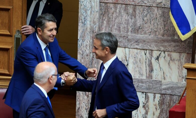 Ο-Γιώργος-Μυλωνάκης-στη-Βουλή-για-πρώτη-φορά-μετά-την-περιπέτεια-με-την-υγεία-του-–-Η-θερμή-χειραψία-με-τον-Κυριάκο-Μητσοτάκη