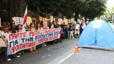 Φοιτητές-έστησαν-σκηνές-έξω-από-το-ΥΠΟΙΚ-–-Ζητούν-πλαφόν-στα-ενοίκια,-περισσότερες-εστίες,-άρθρο-16-και-στήριξη-πρωτοετών