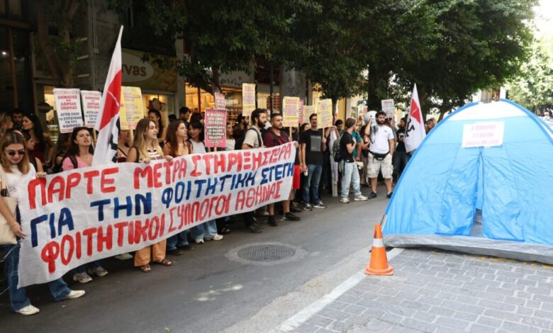 Φοιτητές-έστησαν-σκηνές-έξω-από-το-ΥΠΟΙΚ-–-Ζητούν-πλαφόν-στα-ενοίκια,-περισσότερες-εστίες,-άρθρο-16-και-στήριξη-πρωτοετών