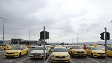 Αυξάνονται-τα-κόμιστρα-στα-ταξί:-Στα-50-ευρώ-η-διαδρομή-αεροδρόμιο-–-Αθήνα,-δεν-μεταβάλλεται-η-βασική-ταρίφα