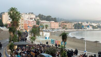 Χάος-στη-Θέουτα:-Χιλιάδες-μετανάστες-στους-δρόμους-για-μια-θέση-στον-νέο-καταυλισμό-των-1.700-ατόμων-–-Επεισόδια-και-ένταση