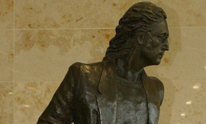 Άγαλμα-του-Τζον-Λένον-στην-οδό-Πένι-Λέιν-του-Λίβερπουλ-πωλείται-σε-δημοπρασία
