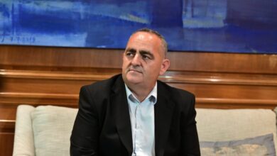 ΠΑΣΟΚ-κατά-ΝΔ:-Ο-Μπελέρης-εκθειάζει-τον-Κασιδιάρη-και-ο-Μπεκίρης-από-το-γραφείο-Μητσοτάκη-συναντήθηκε-με-συνομιλητή-του