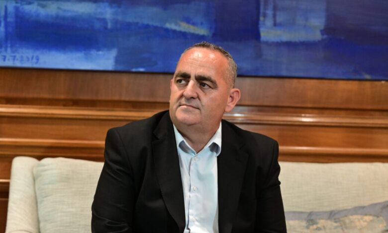 ΠΑΣΟΚ-κατά-ΝΔ:-Ο-Μπελέρης-εκθειάζει-τον-Κασιδιάρη-και-ο-Μπεκίρης-από-το-γραφείο-Μητσοτάκη-συναντήθηκε-με-συνομιλητή-του