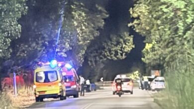 Θρίλερ-στην-Ηγουμενίτσα:-Νεκρή-25χρονη-από-μαχαιριές-–-«Μας-επιτέθηκαν»-λέει-ο-σύντροφός-της-αλλά-δεν-έχει-τραύματα