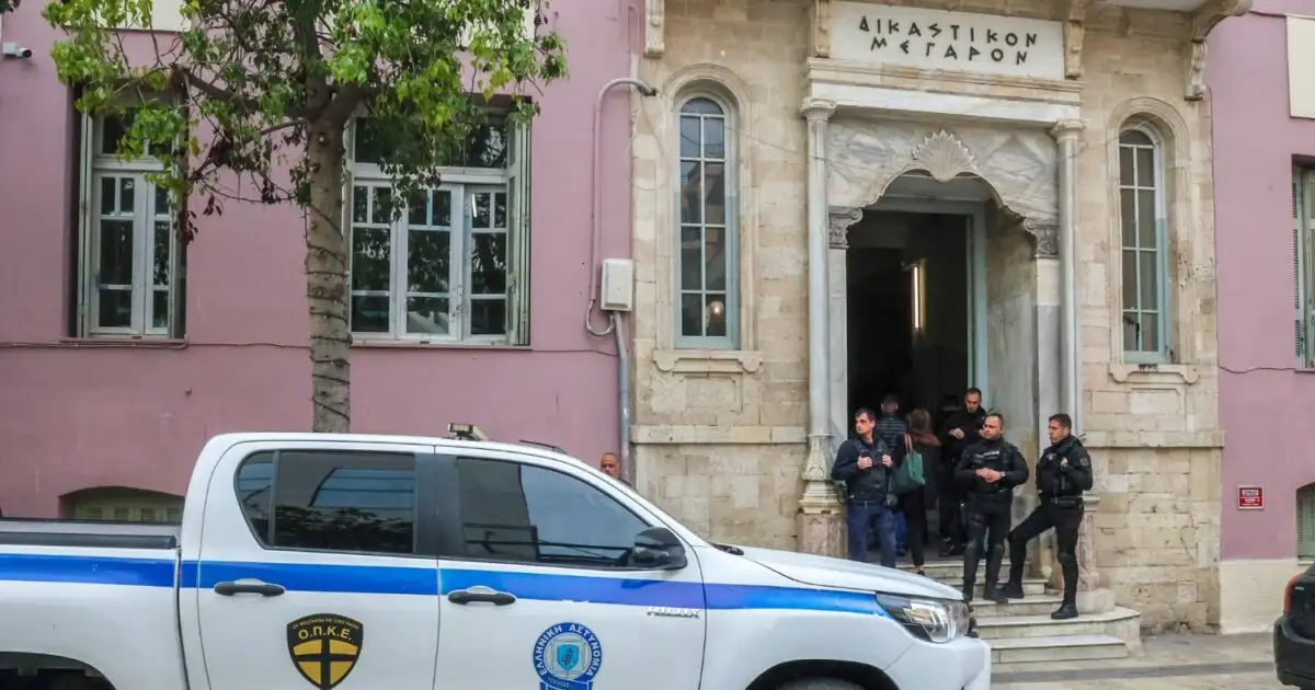 Ηράκλειο:-39χρονος-«εισπράκτορας»-απατεώνας-άρπαξε-χρήματα-και-κοσμήματα-–-Συνελήφθη-και-η-γιαγιά-του-για-λαθραία-τσιγάρα