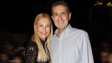 Γιώργος-Μυλωνάκης-–-Τίνα-Μεσσαροπούλου:-Η-κοινή-έξοδος-του-ζευγαριού-στο-Θέατρο-Άλσος-και-τα-χαμόγελα-στην-κάμερα