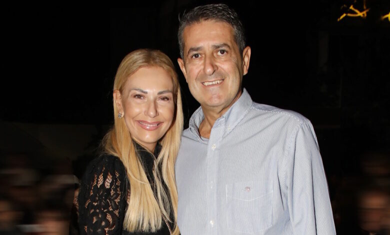 Γιώργος-Μυλωνάκης-–-Τίνα-Μεσσαροπούλου:-Η-κοινή-έξοδος-του-ζευγαριού-στο-Θέατρο-Άλσος-και-τα-χαμόγελα-στην-κάμερα