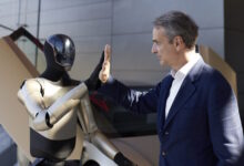 Ο-Κυριάκος-Μητσοτάκης-στη-silicon-valley:-h-χειραψία-με-το-ρομπότ-της-tesla-και-το-high-five