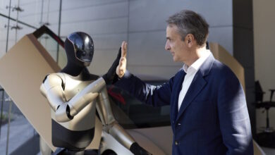 Ο-Κυριάκος-Μητσοτάκης-στη-silicon-valley:-h-χειραψία-με-το-ρομπότ-της-tesla-και-το-high-five