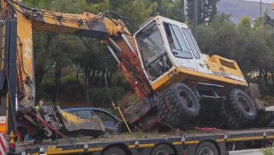 Κλειστή-η-Βουλιαγμένης-στο-Ελληνικό-–-Φορτηγό-που-μετέφερε-σκαπτικό-μηχάνημα-χτύπησε-σε-γέφυρα