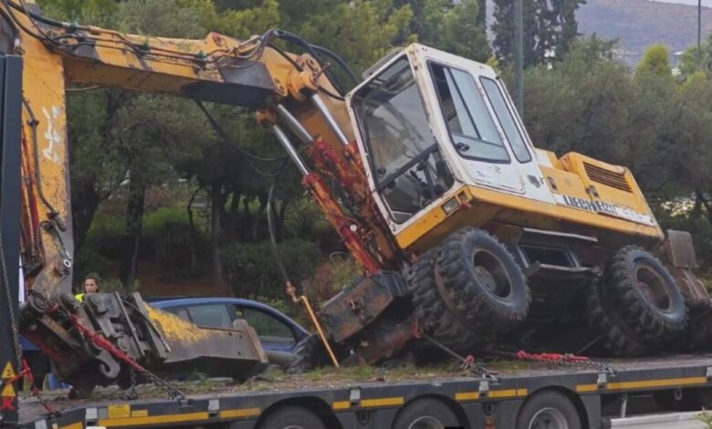 Κλειστή-η-Βουλιαγμένης-στο-Ελληνικό-–-Φορτηγό-που-μετέφερε-σκαπτικό-μηχάνημα-χτύπησε-σε-γέφυρα