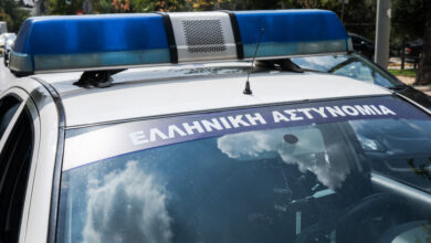 Πάτρα:-Άνδρας-σε-αμόκ-έμπαινε-με-τη-βία-σε-αυτοκίνητα-ζευγαριών-και-τα-έκανε-«γυαλιά-καρφιά»-σε-σπίτι
