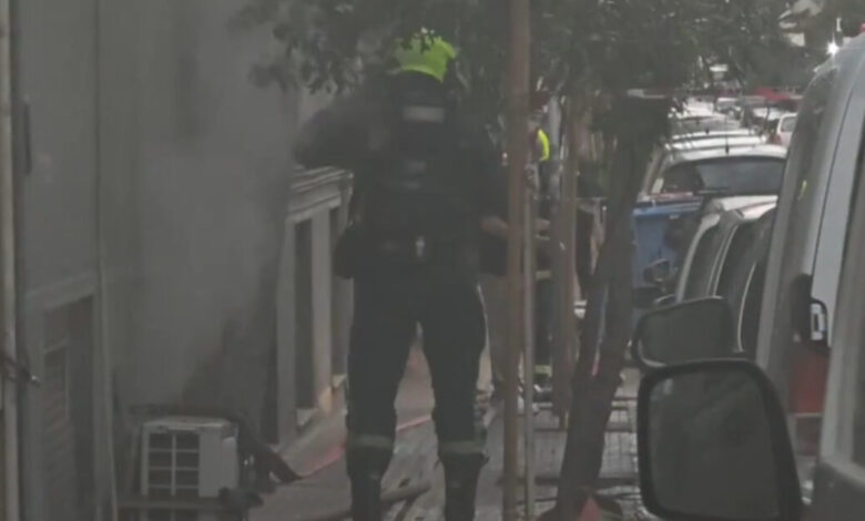 Παγκράτι:-Ακούστηκε-έκρηξη-πριν-από-τη-φωτιά-στο-υπόγειο-–-Εκκενώθηκε-πολυκατοικία
