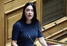 Η-Γιαννακοπούλου-«αδειάζει»-τον-Φαραντούρη-για-τη-Σδούκου:-«Η-φράση-“χαριεντίζεσαι-με-υπουργούς”-έχει-υπονοούμενα»