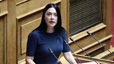 Η-Γιαννακοπούλου-«αδειάζει»-τον-Φαραντούρη-για-τη-Σδούκου:-«Η-φράση-“χαριεντίζεσαι-με-υπουργούς”-έχει-υπονοούμενα»