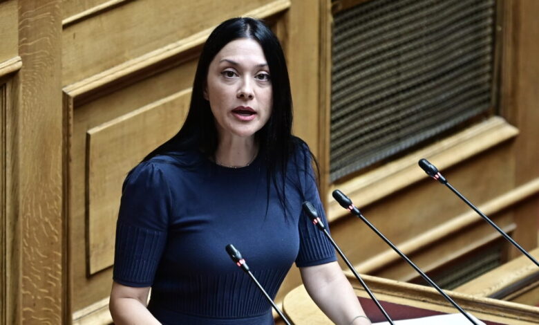 Η-Γιαννακοπούλου-«αδειάζει»-τον-Φαραντούρη-για-τη-Σδούκου:-«Η-φράση-“χαριεντίζεσαι-με-υπουργούς”-έχει-υπονοούμενα»