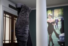 Το-εμβληματικό-«revenge-dress»-της-Νταϊάνα-παρουσιάστηκε-σε-έκθεση-στο-Λονδίνο-μετά-από-σχεδόν-30-χρόνια