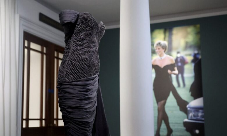 Το-εμβληματικό-«revenge-dress»-της-Νταϊάνα-παρουσιάστηκε-σε-έκθεση-στο-Λονδίνο-μετά-από-σχεδόν-30-χρόνια