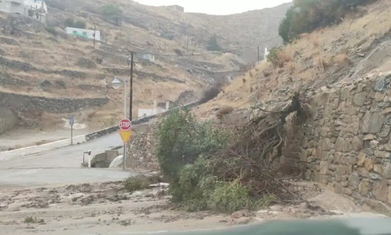 Σαρώνει-η-κακοκαιρία:-Πλημμύρες-και-πτώση-δέντρου-στη-Σύρο-–-Μπόρα-με-προβλήματα-στην-κυκλοφορία-στο-Ηράκλειο
