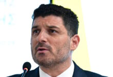 «Γαλάζια-ανάπτυξη-τύπου-Βιολάντα»:-Σφοδρή-επίθεση-Τεμπονέρα-στην-κυβέρνηση-για-τις-καταγγελίες-εργαζομένων