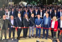 Πλατεία-Τρικάλων:-Η-αποθέωση-των-επισήμων-και-η-άλλη-εικόνα