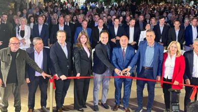Πλατεία-Τρικάλων:-Η-αποθέωση-των-επισήμων-και-η-άλλη-εικόνα