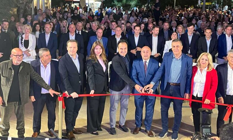 Πλατεία-Τρικάλων:-Η-αποθέωση-των-επισήμων-και-η-άλλη-εικόνα