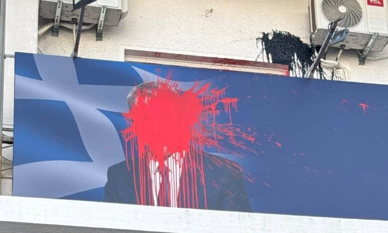Ανδρέας-Λοβέρδος:-Επίθεση-με-μπογιές-στο-πολιτικό-γραφείο-του-στη-Δάφνη-–-«Δεν-τους-φοβάμαι,-δεν-με-πτοούν»