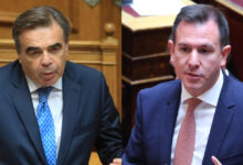 Άγρια-κόντρα-Σχοινά-με-Δουδωνή-για-«Οξφόρδη»-και-«Βρυξέλλες»-–-Αποστάσεις-του-Υπουργού-από-προκατόχους-του
