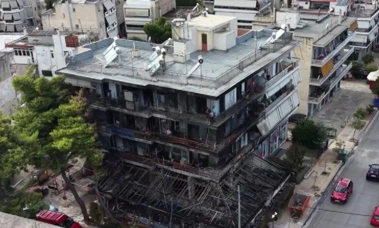 Νέα-Ιωνία:-Στάχτες-και-αποκαΐδια-η-πολυκατοικία-–-Εικόνες-σοκ-από-τις-ζημιές-σε-όλους-τους-ορόφους