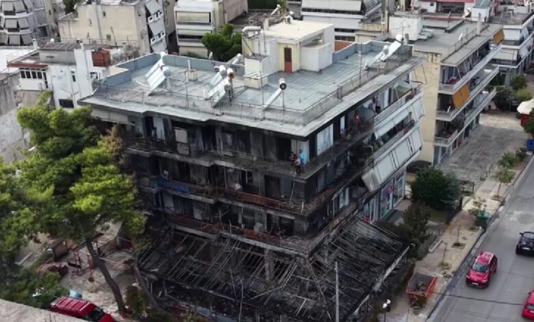 Νέα-Ιωνία:-Στάχτες-και-αποκαΐδια-η-πολυκατοικία-–-Εικόνες-σοκ-από-τις-ζημιές-σε-όλους-τους-ορόφους