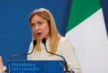 Η-Μελόνι-πέρασε-το-νόμο-για-το-«πλαφόν»-στους-ξένους-μαθητές-και-την-απαγόρευση-της-μπούρκας-στα-σχολεία