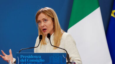 Η-Μελόνι-πέρασε-το-νόμο-για-το-«πλαφόν»-στους-ξένους-μαθητές-και-την-απαγόρευση-της-μπούρκας-στα-σχολεία