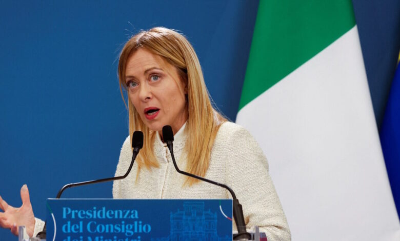 Η-Μελόνι-πέρασε-το-νόμο-για-το-«πλαφόν»-στους-ξένους-μαθητές-και-την-απαγόρευση-της-μπούρκας-στα-σχολεία