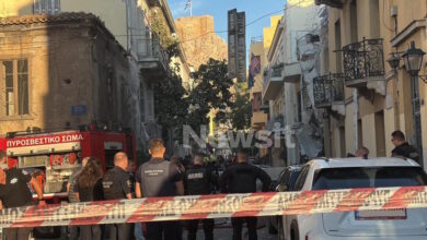 Έκρηξη-στην-Πλάκα:-Κατέρρευσε-κτίριο-στην-οδό-Λυσικράτους-–-Απεγκλωβίστηκαν-δυο-γυναίκες,-τραυματίστηκε-περαστικός