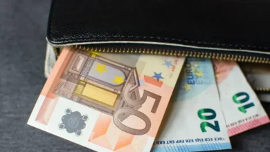 Επίδομα-400-ευρώ:-Πότε-πληρώνεται,-ποιοι-είναι-δικαιούχοι-και-ποιοι-χάνουν-την-ενίσχυση