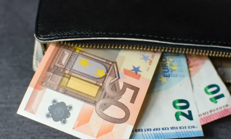 Επίδομα-400-ευρώ:-Πότε-πληρώνεται,-ποιοι-είναι-δικαιούχοι-και-ποιοι-χάνουν-την-ενίσχυση