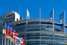 Η-Κομισιόν-κινεί-διαδικασίες-επί-παραβάσει-κατά-(και)-της-Ελλάδας-για-ξέπλυμα-χρήματος,-αγορά-ηλεκτρικής-ενέργειας-και-εμπορία-ανθρώπων