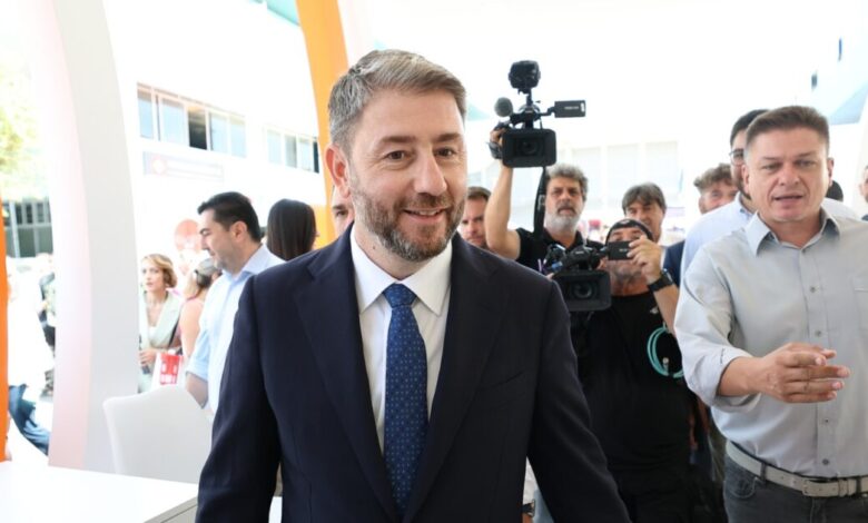 ΠΑΣΟΚ:-Συνεχίζονται-οι-εξορμήσεις-–-Στη-Σαντορίνη-ο-Νίκος-Ανδρουλάκης