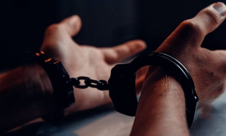 Τρίκαλα-–-20χρονος-συνελήφθη-με-σιδερογροθιά