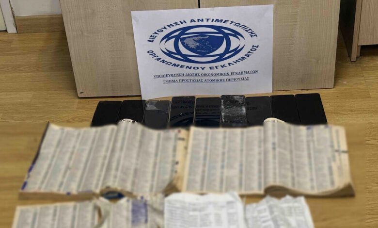 Ζεφύρι:-Βίντεο-από-«ντου»-αστυνομικών-σε-κρησφύγετο-κυκλώματος-που-έκανε-τηλεφωνικές-απάτες-–-700.000-ευρώ-η-λεία