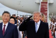 Ο-Τραμπ-«πείραξε»-τη-φωτογραφία-του-με-τον-Σι:-Το-γάντι,-οι-εκφράσεις-και-τα-παπούτσια-της-Μόνικα-Κρόουλι-–-Όλα-όσα-εντόπισε-το-bbc-verify